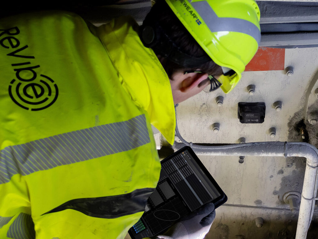 The ReVibe Anura Field Kit in action, looking at live data from a VS10-C sensor on a vibrating screen.